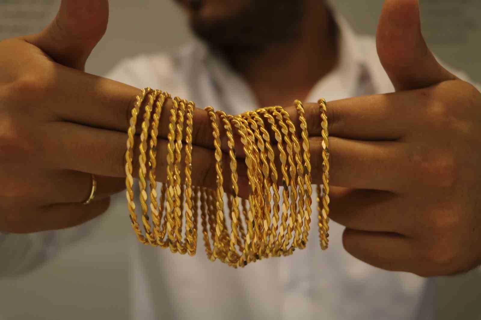 Yılların sarrafından yeni evlenecek çiftlere altın değerinde burma bilezikten vazgeçmeyin tavsiyesi