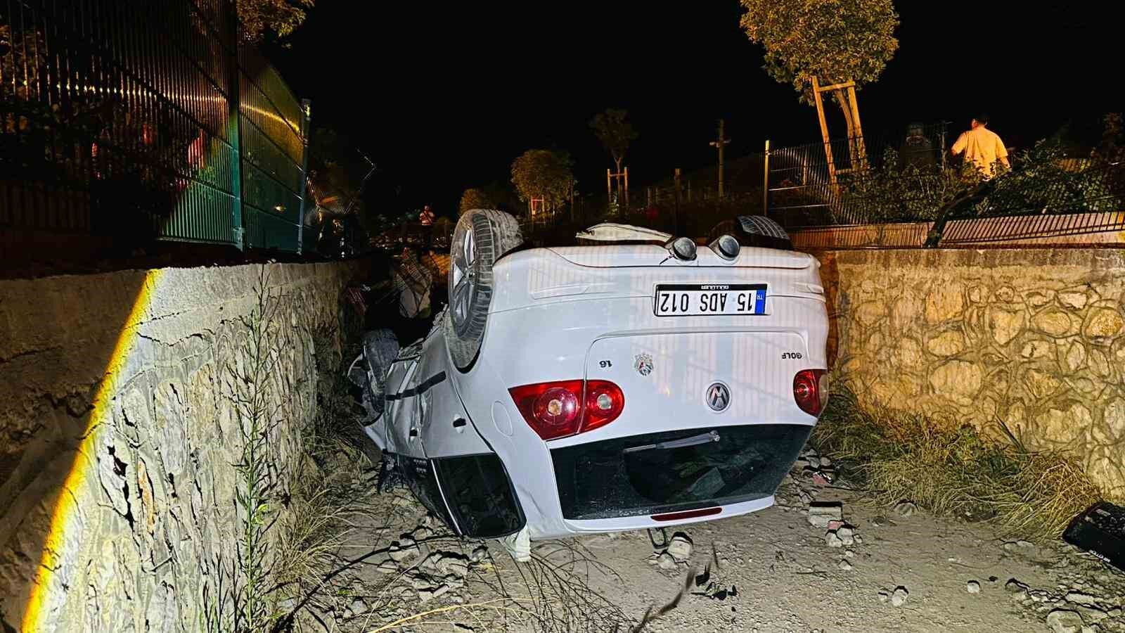 Kanala düşen otomobilin sürücüsü yaralandı