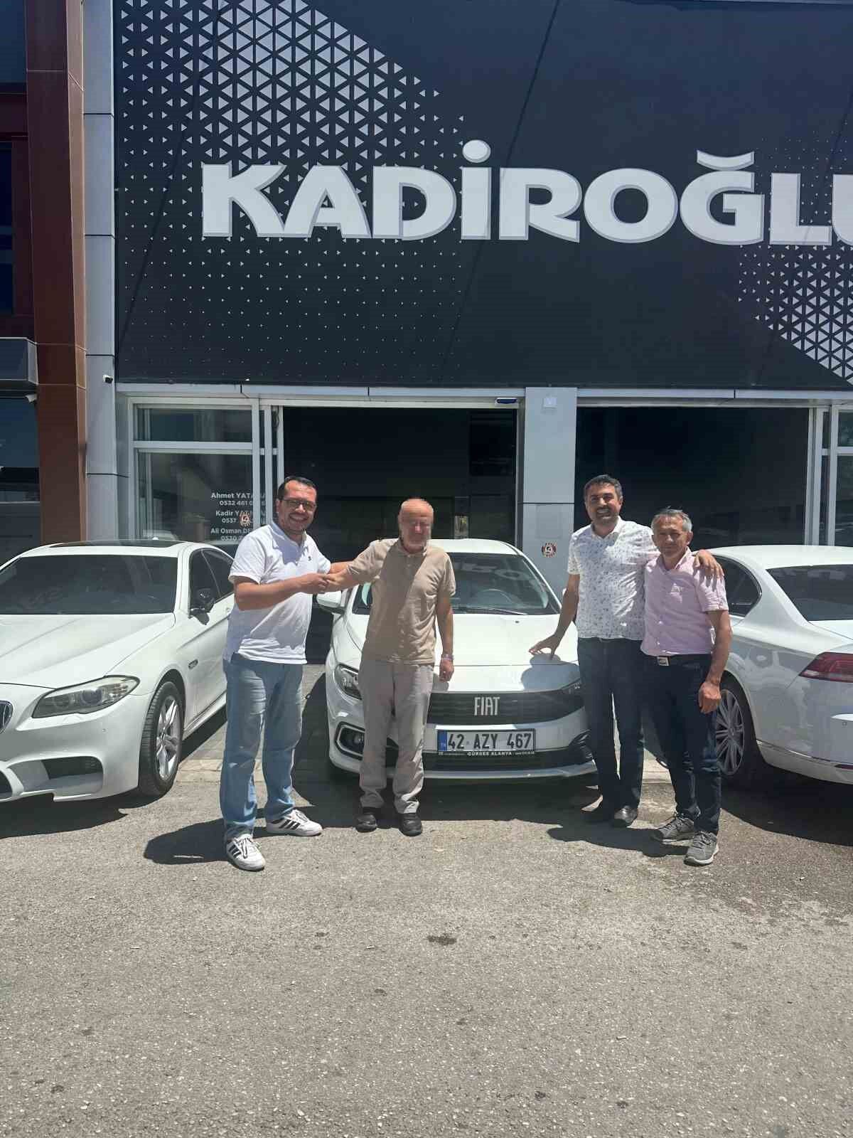 Galericinin uyanıklığı yaşlı adamı dolandırılmaktan kurtardı