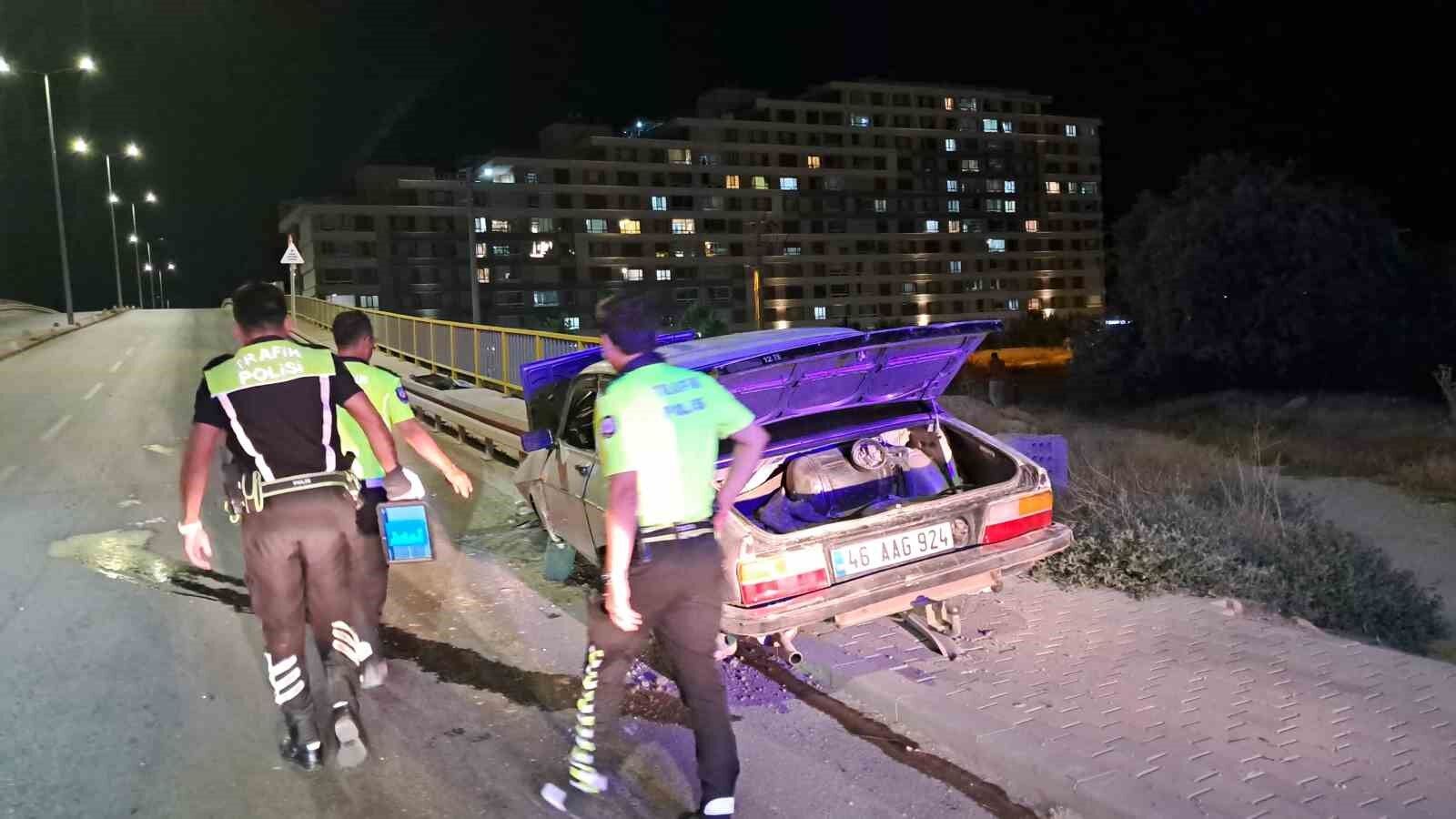 Karaman’da kontrolden çıkan otomobil bariyerlere saplandı