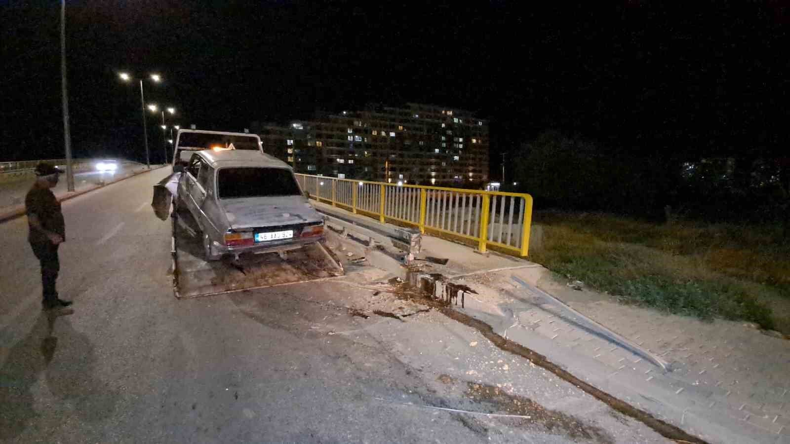 Karaman’da kontrolden çıkan otomobil bariyerlere saplandı