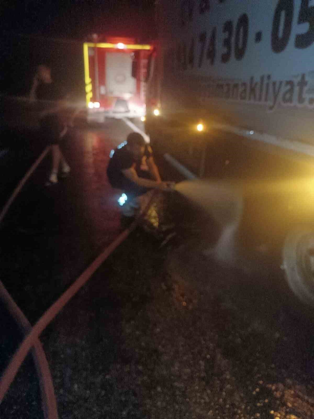 Tırda çıkan yangına itfaiyeden seyir halindeyken müdahale