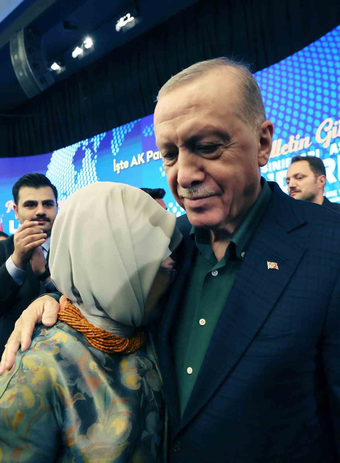 Emine Erdoğan, Cumhurbaşkanı Erdoğan’ın konuşması sırasında duygulandı