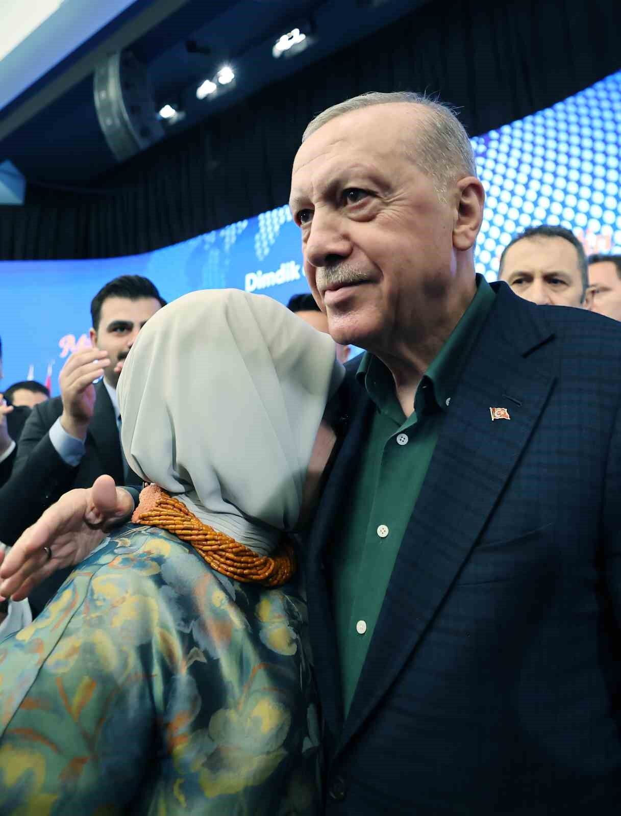 Emine Erdoğan, Cumhurbaşkanı Erdoğan’ın konuşması sırasında duygulandı
