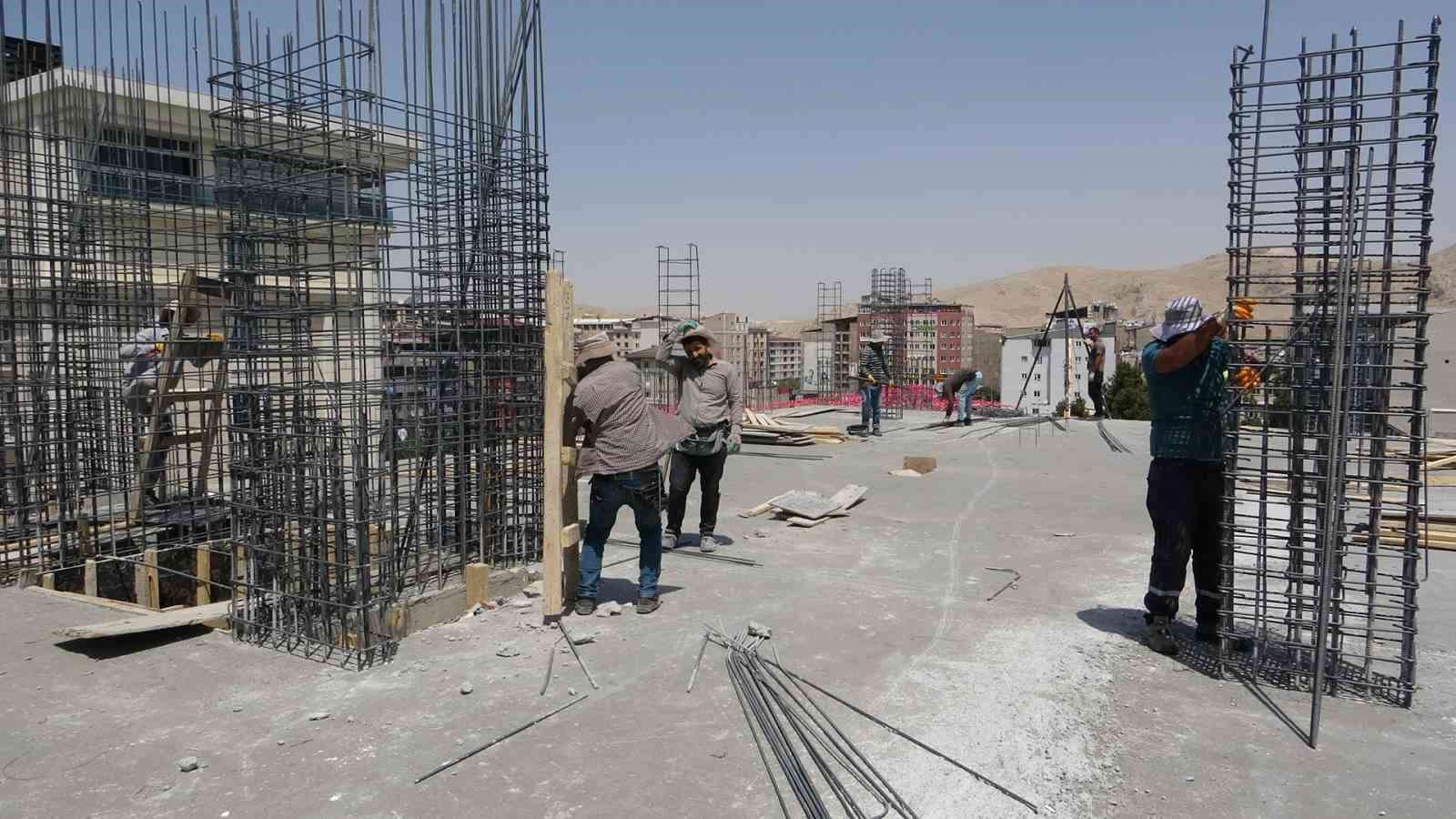 Van’da inşaat işçilerinin sıcakla mücadelesi