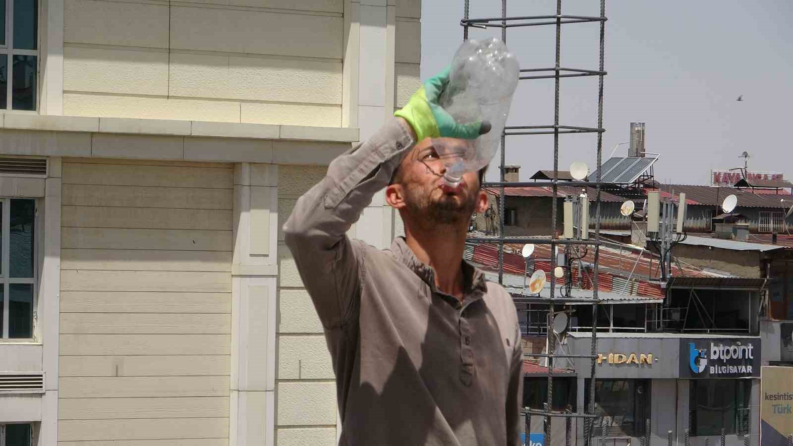 Van’da inşaat işçilerinin sıcakla mücadelesi