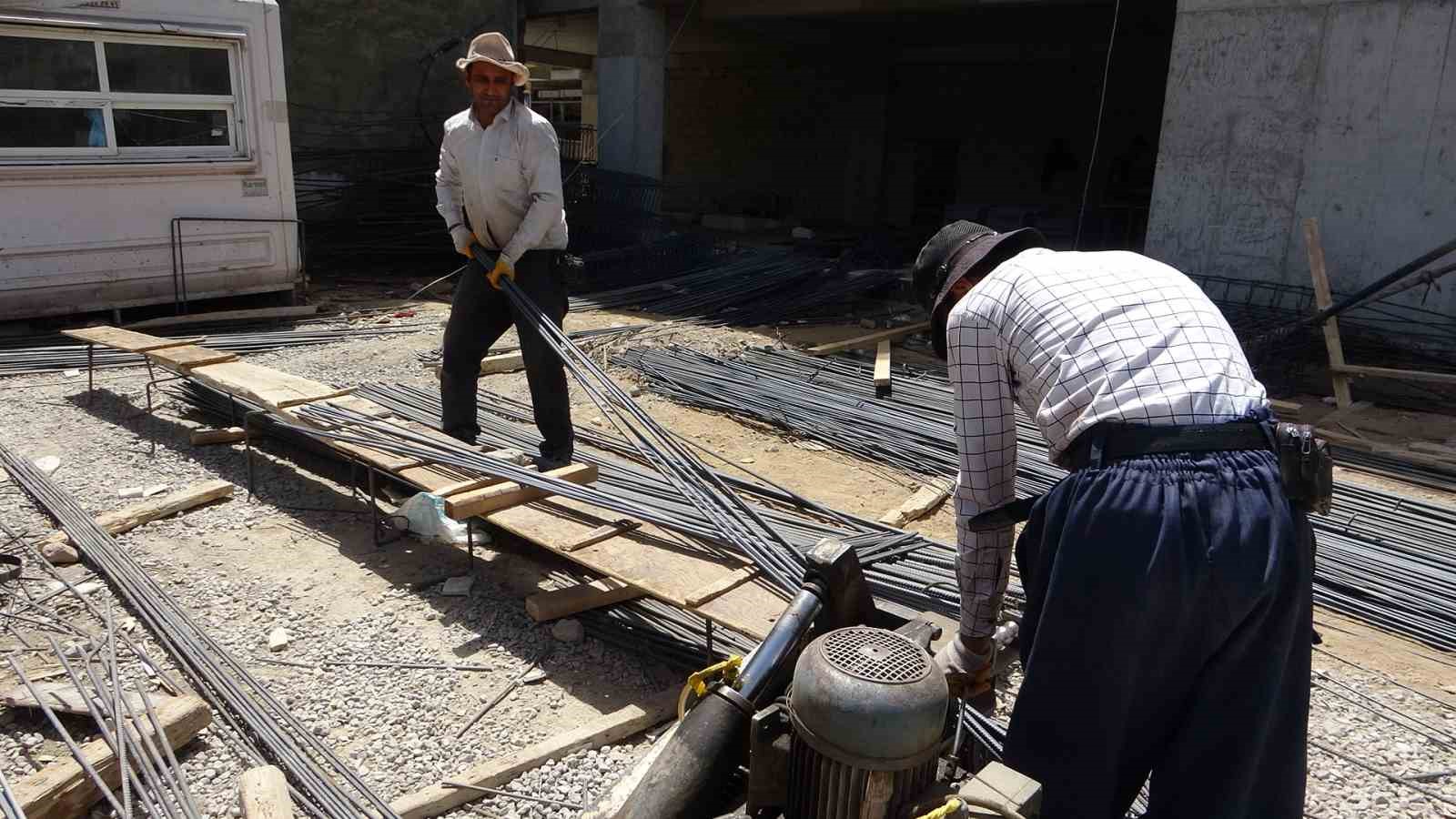 Van’da inşaat işçilerinin sıcakla mücadelesi