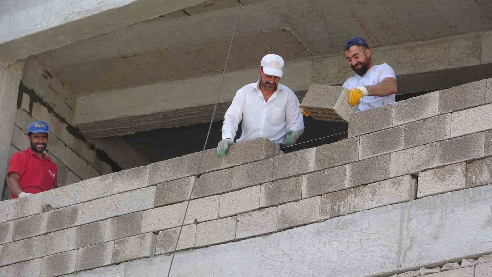 Van’da inşaat işçilerinin sıcakla mücadelesi
