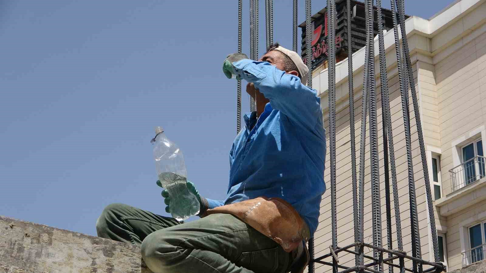 Van’da inşaat işçilerinin sıcakla mücadelesi