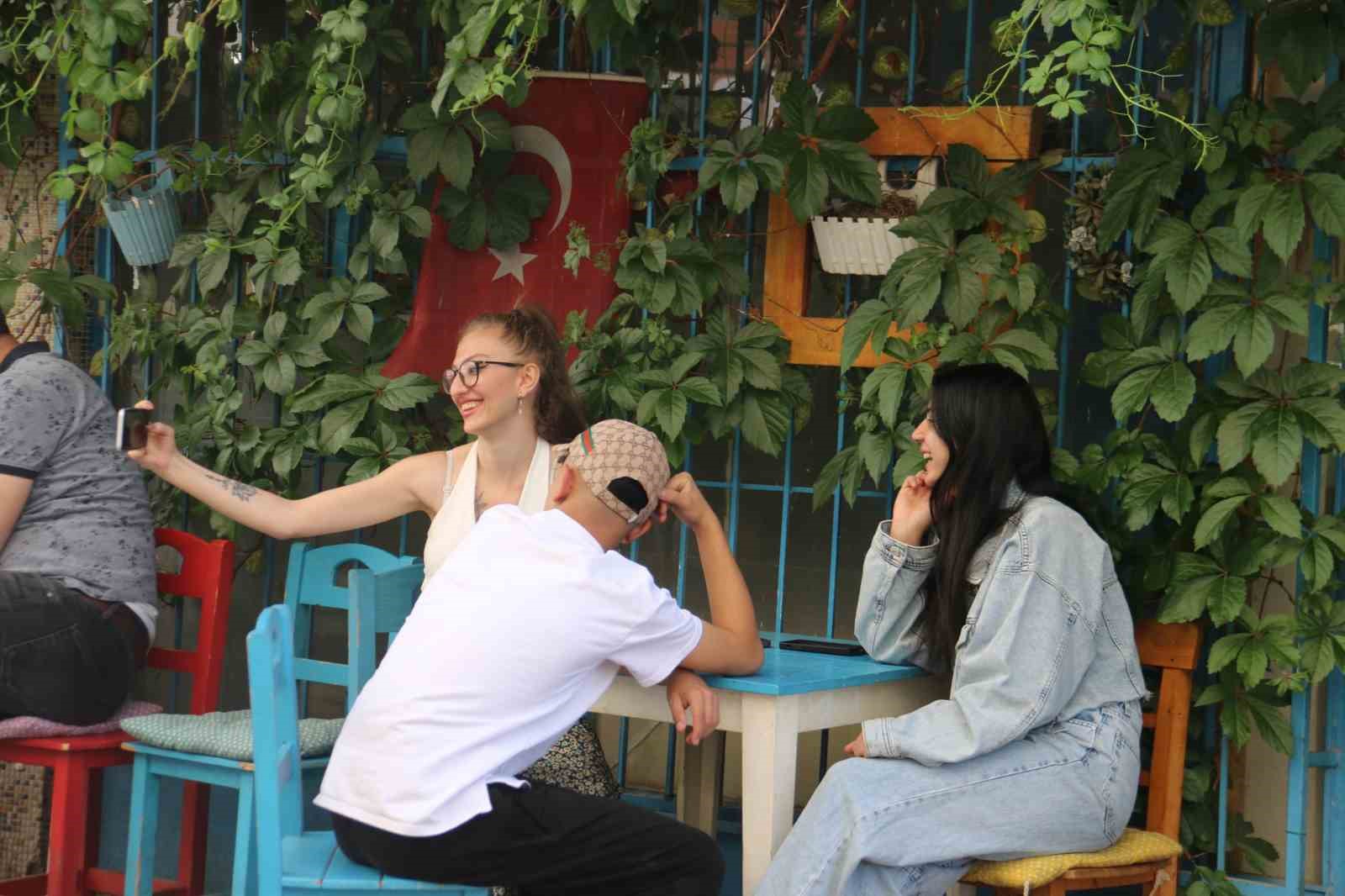 Gidenler bulmakta zorlanıyor, sarmaşık kaplı kafe dikkat çekiyor