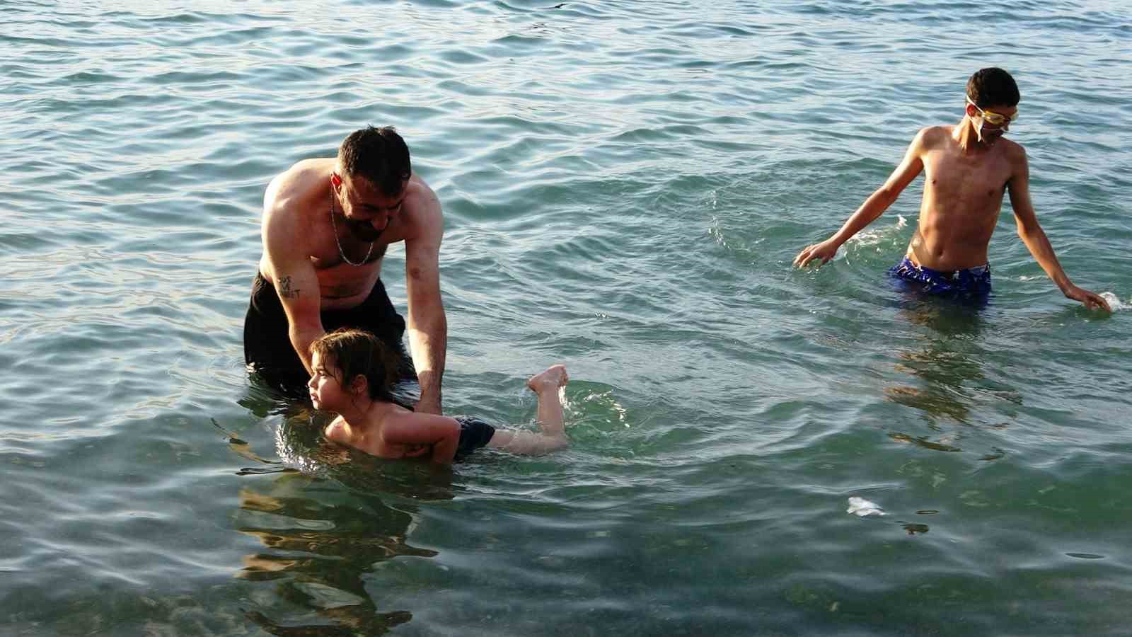 Sıcaktan bunalan vatandaşlar Van Gölü’ne akın etti