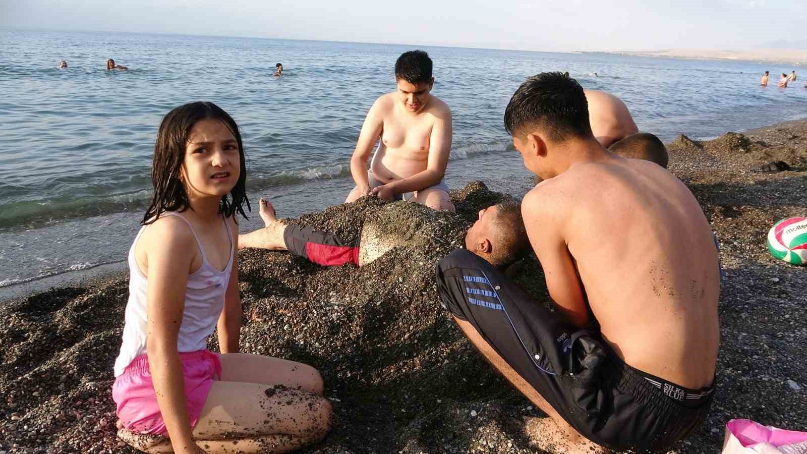 Sıcaktan bunalan vatandaşlar Van Gölü’ne akın etti