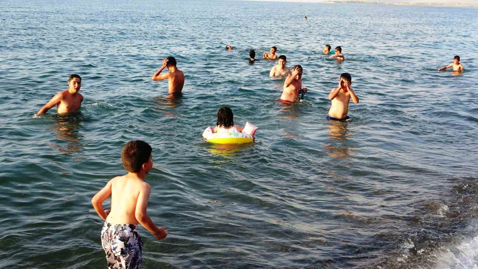 Sıcaktan bunalan vatandaşlar Van Gölü’ne akın etti