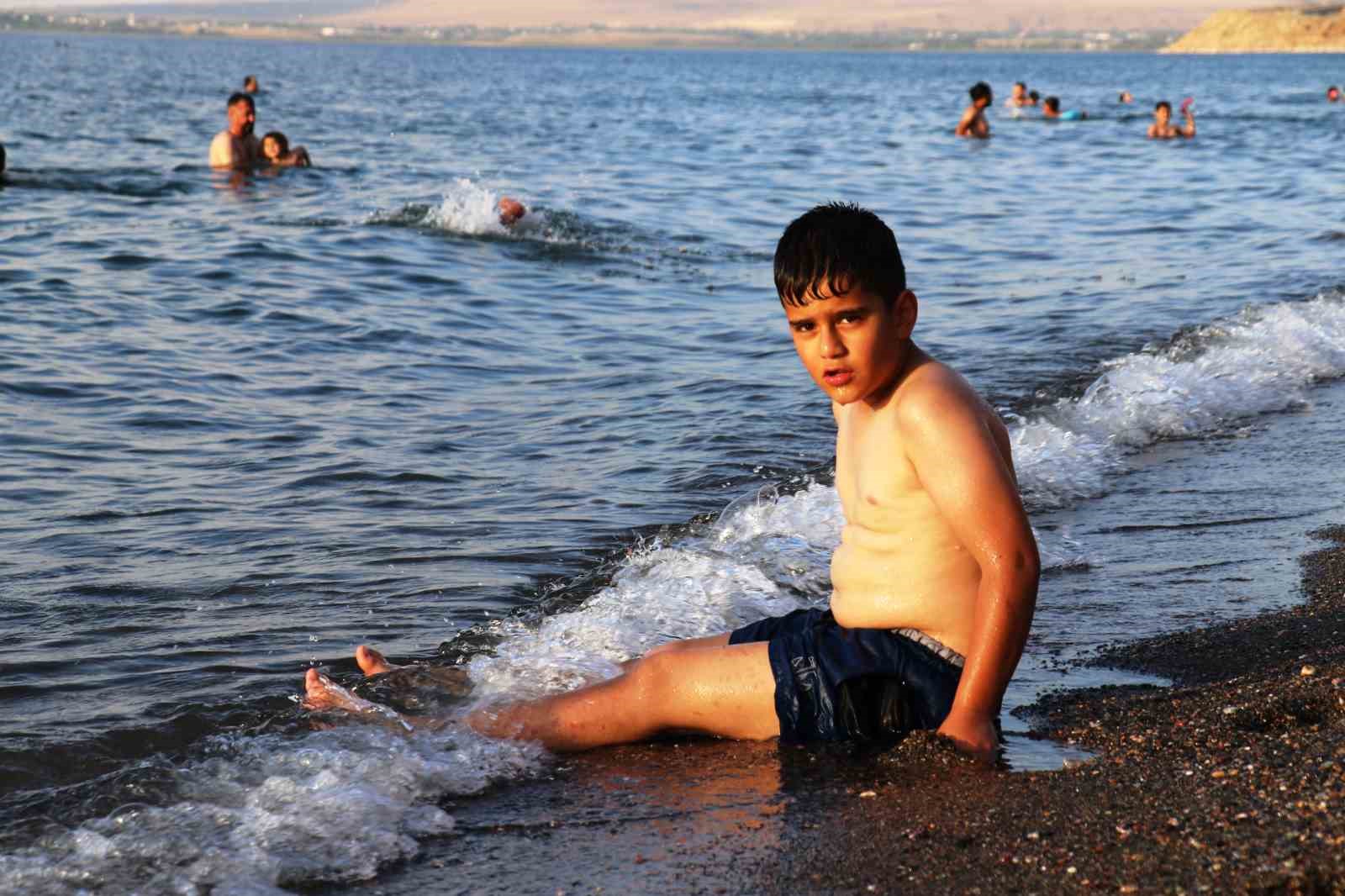 Sıcaktan bunalan vatandaşlar Van Gölü’ne akın etti