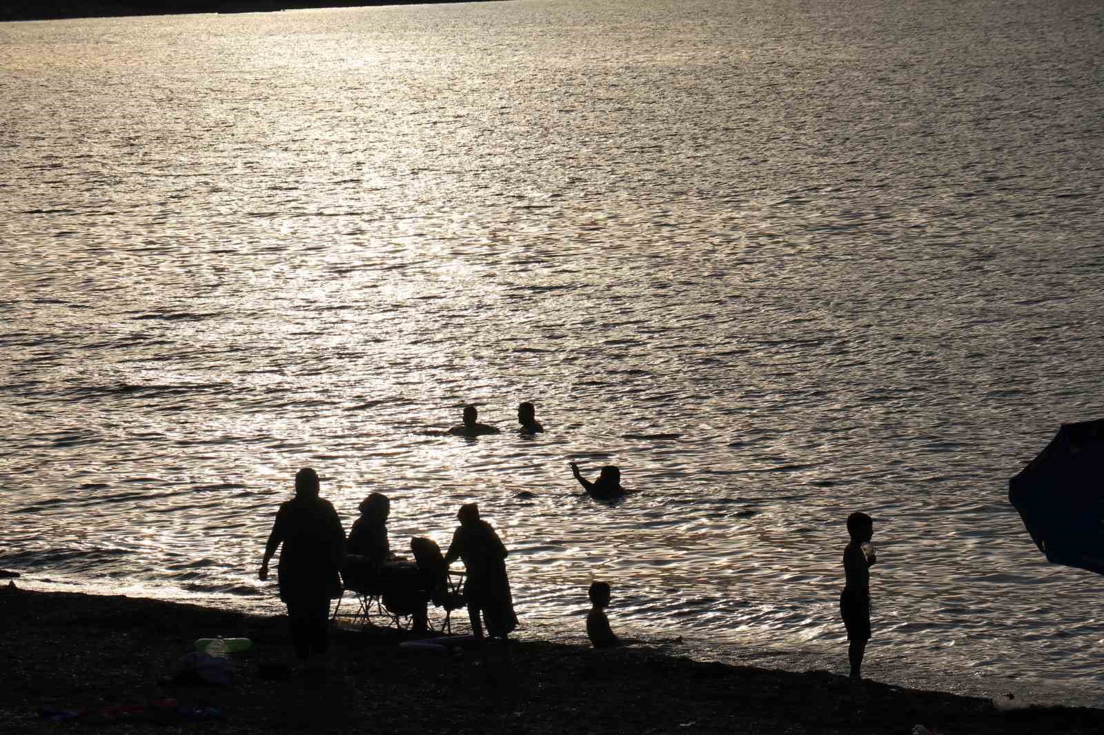Sıcaktan bunalan vatandaşlar Van Gölü’ne akın etti