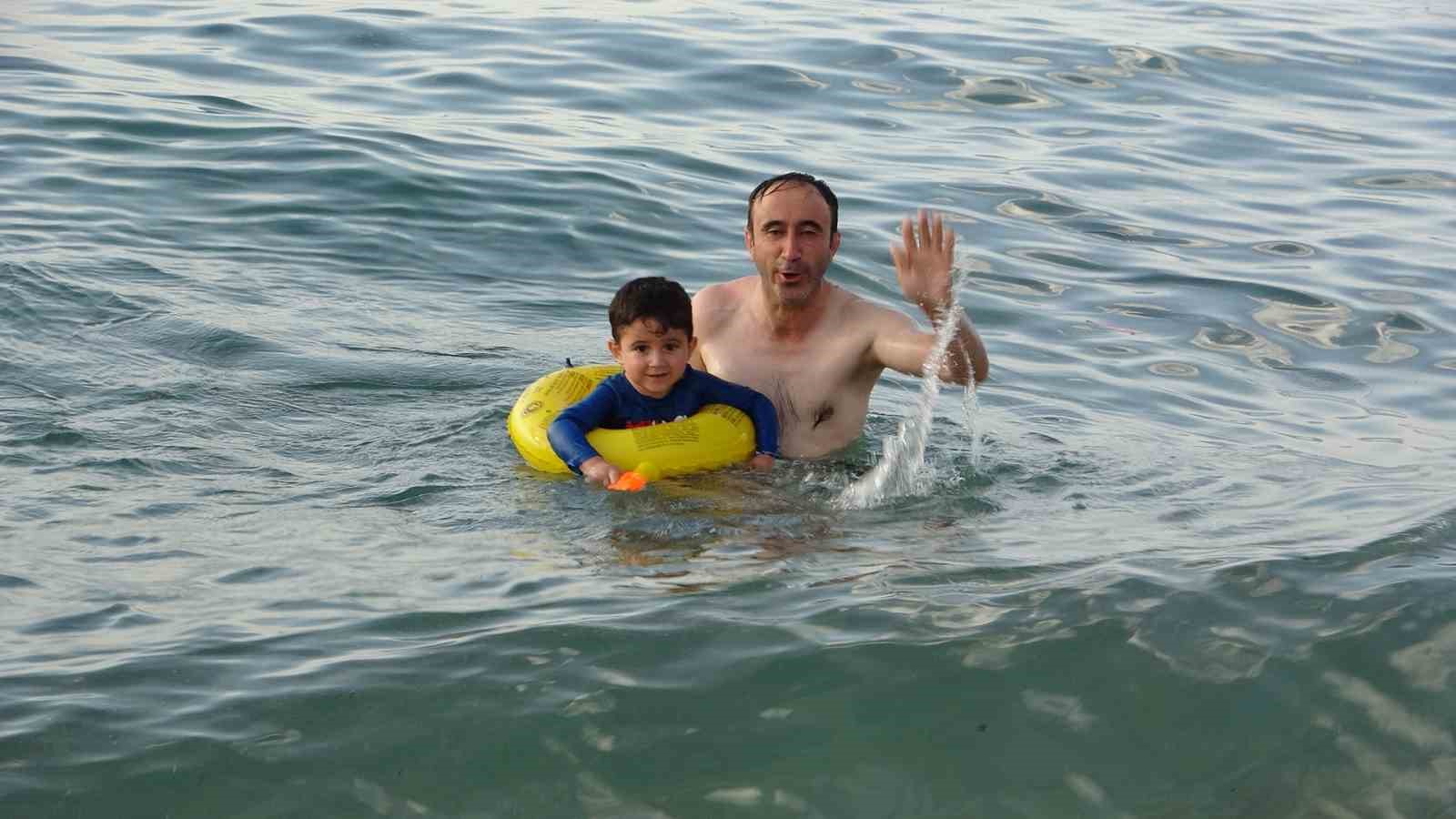 Sıcaktan bunalan vatandaşlar Van Gölü’ne akın etti