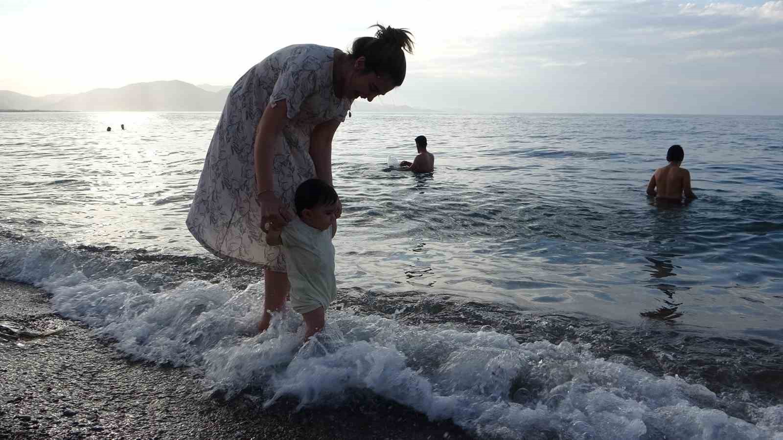 Sıcaktan bunalan vatandaşlar Van Gölü’ne akın etti