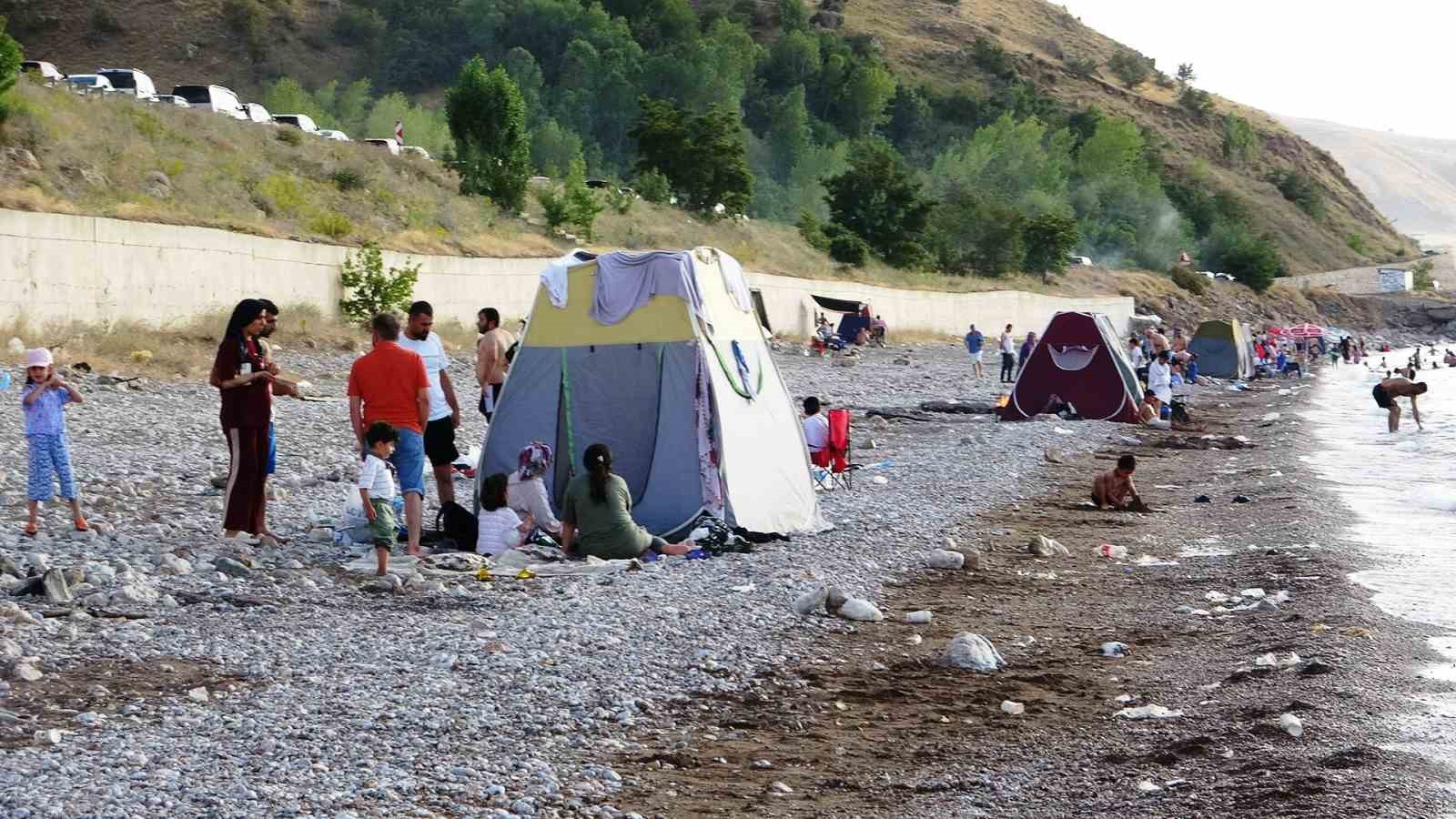 Sıcaktan bunalan vatandaşlar Van Gölü’ne akın etti