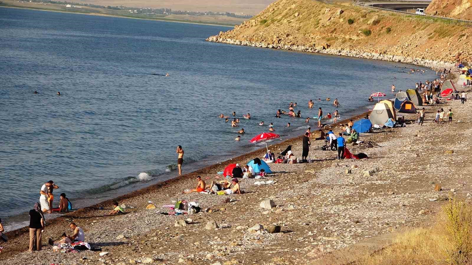 Sıcaktan bunalan vatandaşlar Van Gölü’ne akın etti
