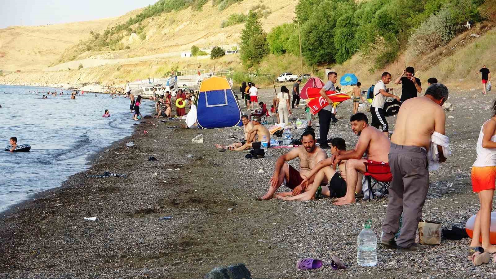 Sıcaktan bunalan vatandaşlar Van Gölü’ne akın etti