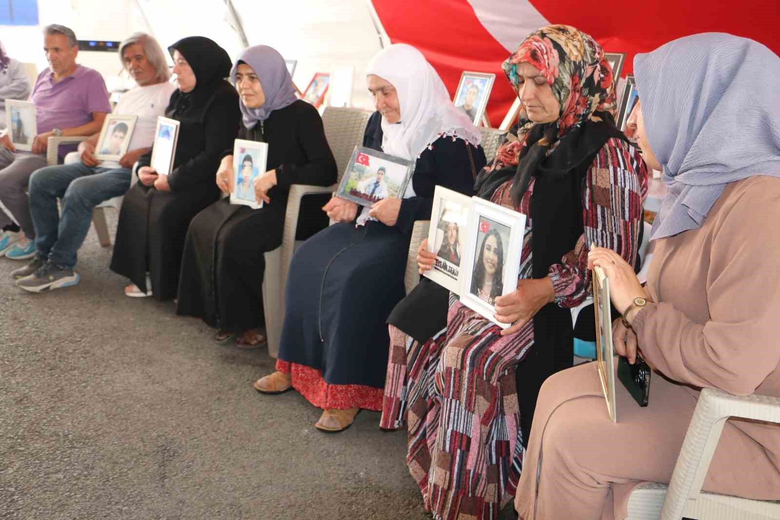Diyarbakır anneleri terör örgütü PKK’nın silahları bırakmasını olumlu karşıladı