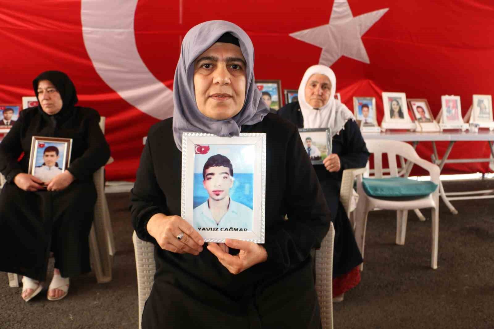 Diyarbakır anneleri terör örgütü PKK’nın silahları bırakmasını olumlu karşıladı