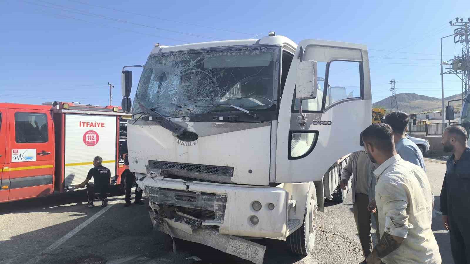 Van’da minibüs ile kamyon çarpıştı: 1 yaralı