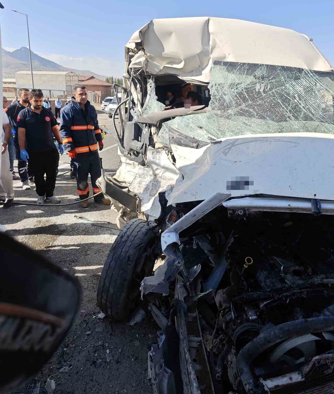 Van’da minibüs ile kamyon çarpıştı: 1 yaralı