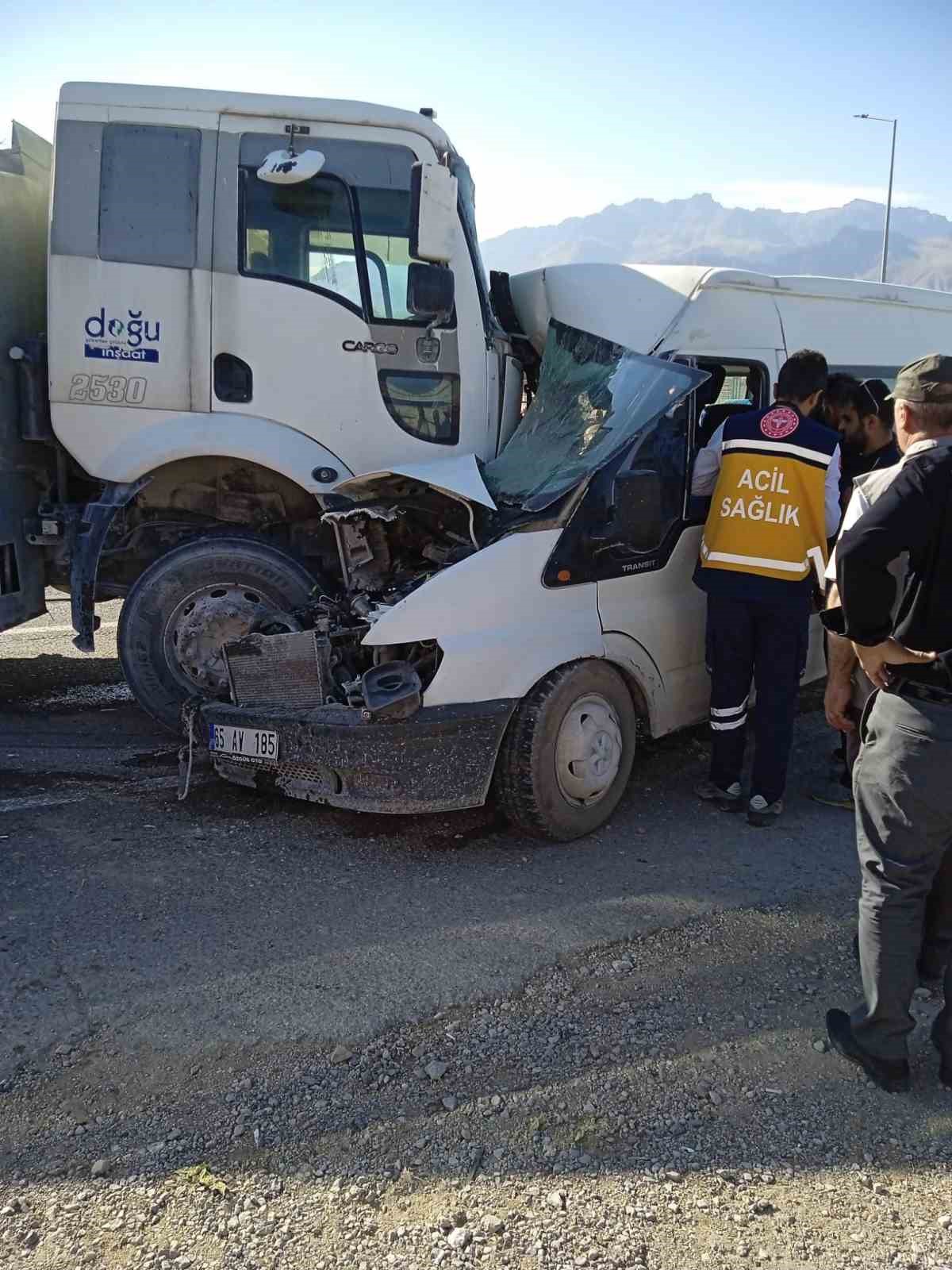 Van’da minibüs ile kamyon çarpıştı: 1 yaralı