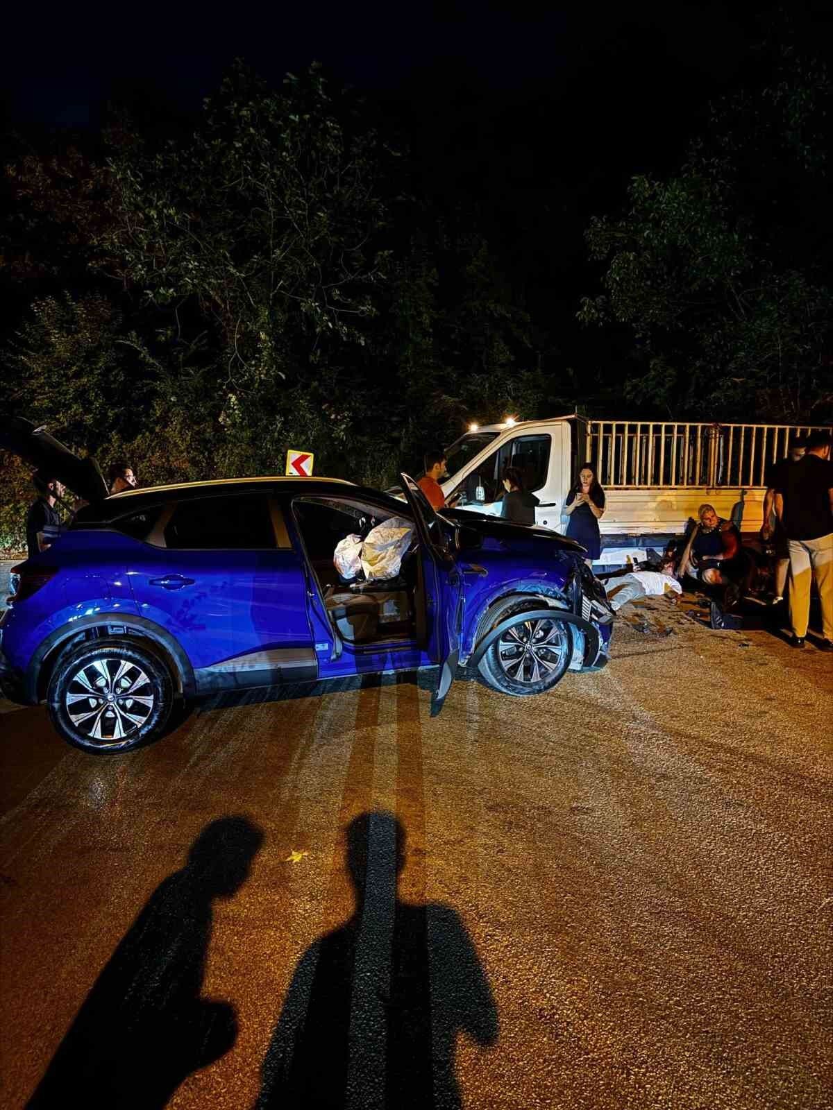 Ters yönden ilerleyen otomobil, kamyonetle çarpıştı : 2 yaralı