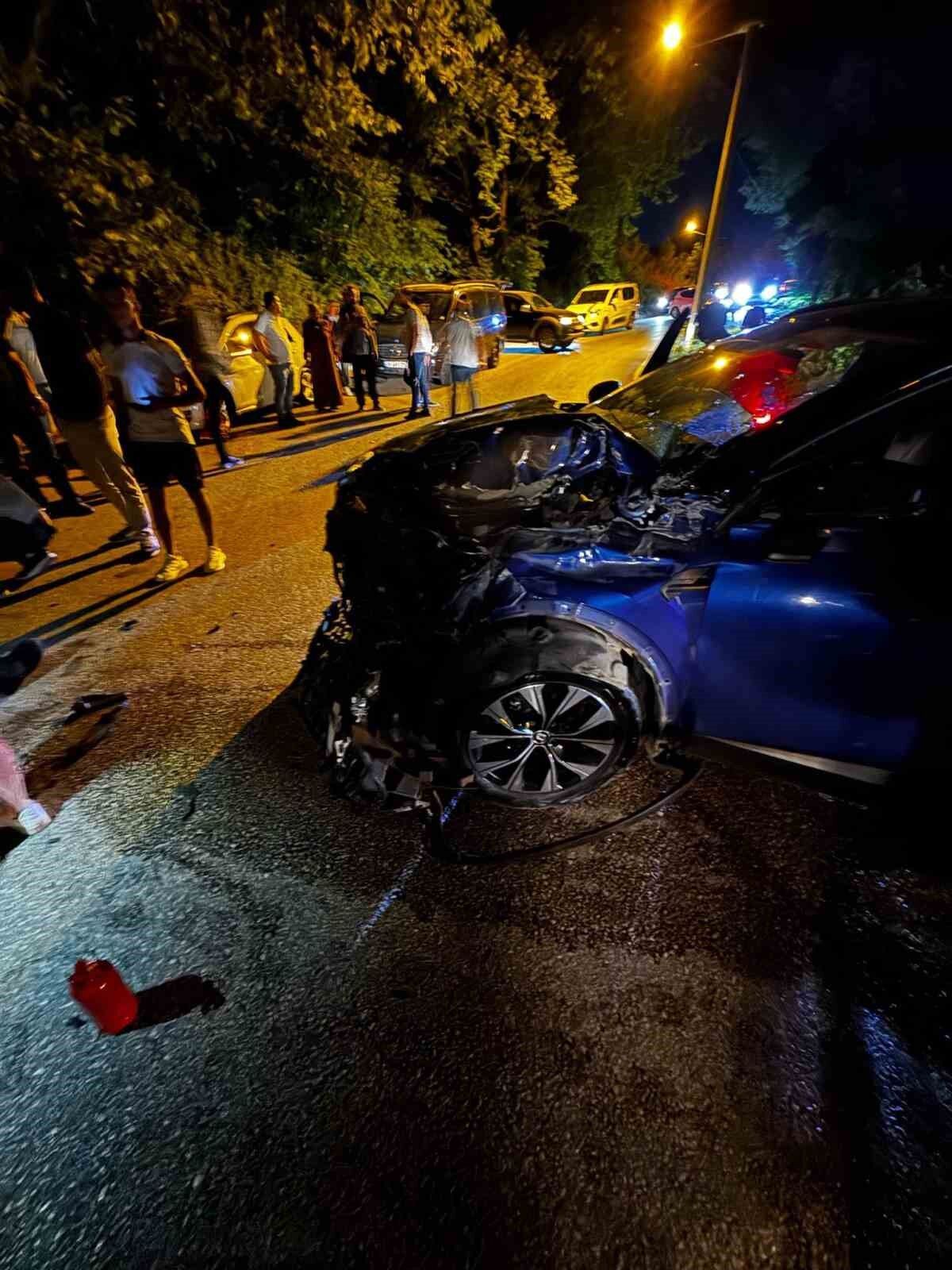 Ters yönden ilerleyen otomobil, kamyonetle çarpıştı : 2 yaralı