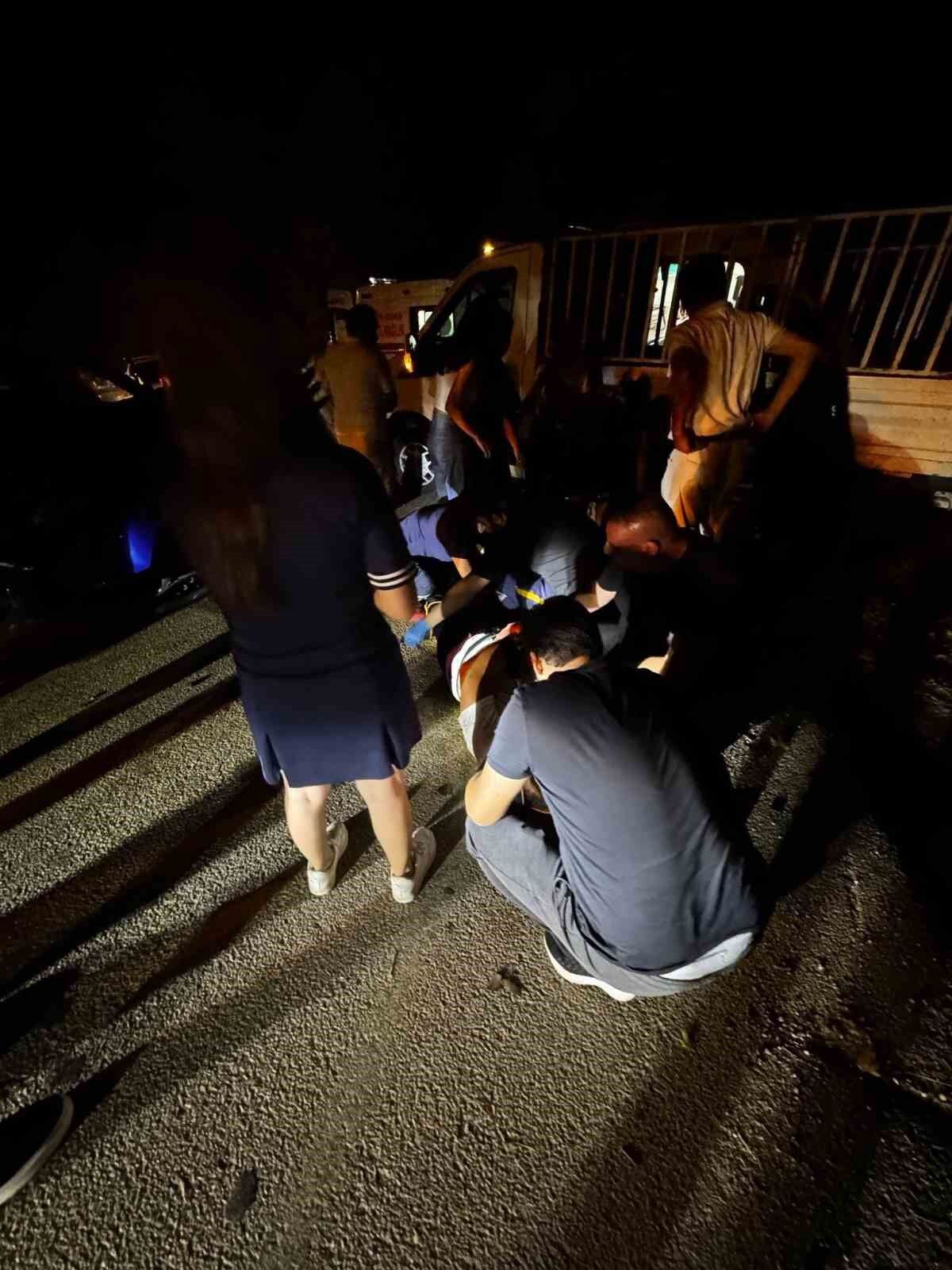 Ters yönden ilerleyen otomobil, kamyonetle çarpıştı : 2 yaralı