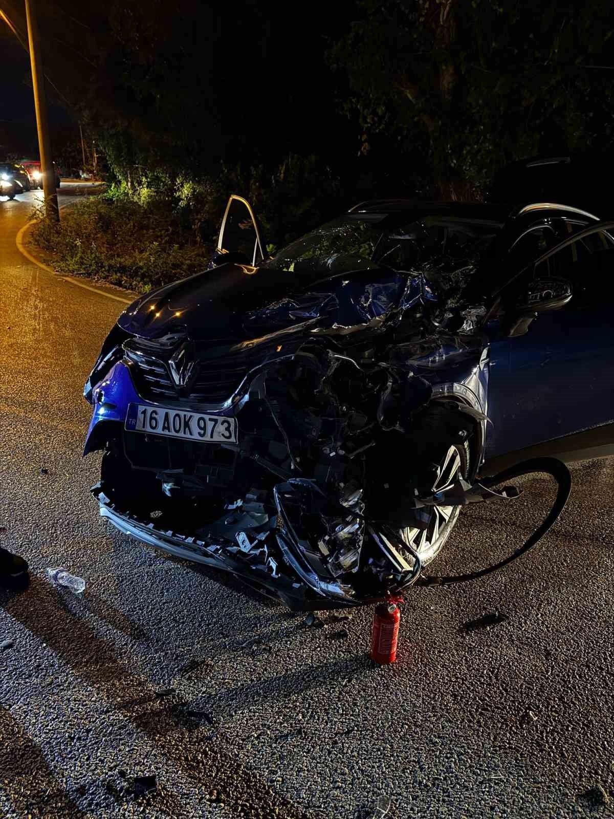 Ters yönden ilerleyen otomobil, kamyonetle çarpıştı : 2 yaralı