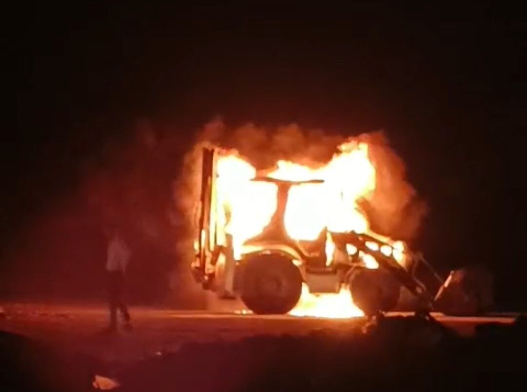 Erciş’te iş makinesi alev alev yandı