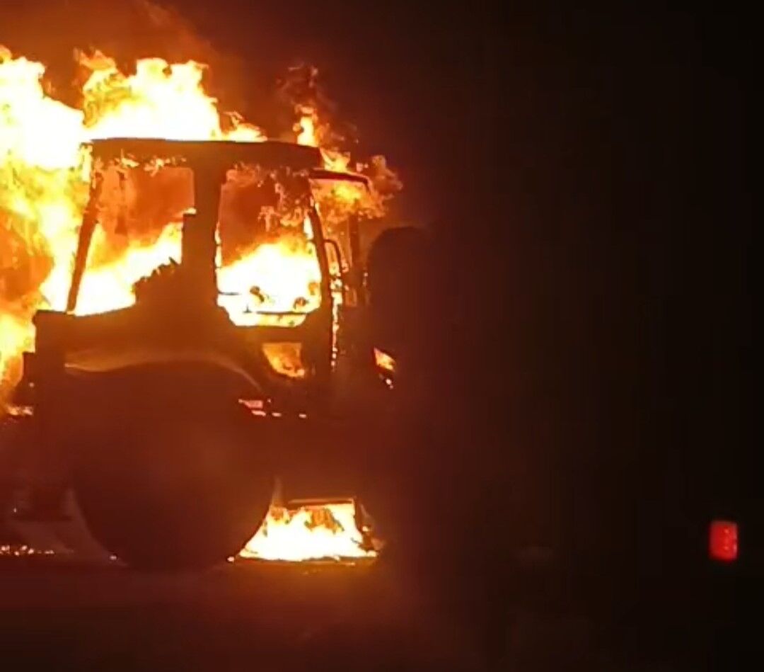 Erciş’te iş makinesi alev alev yandı