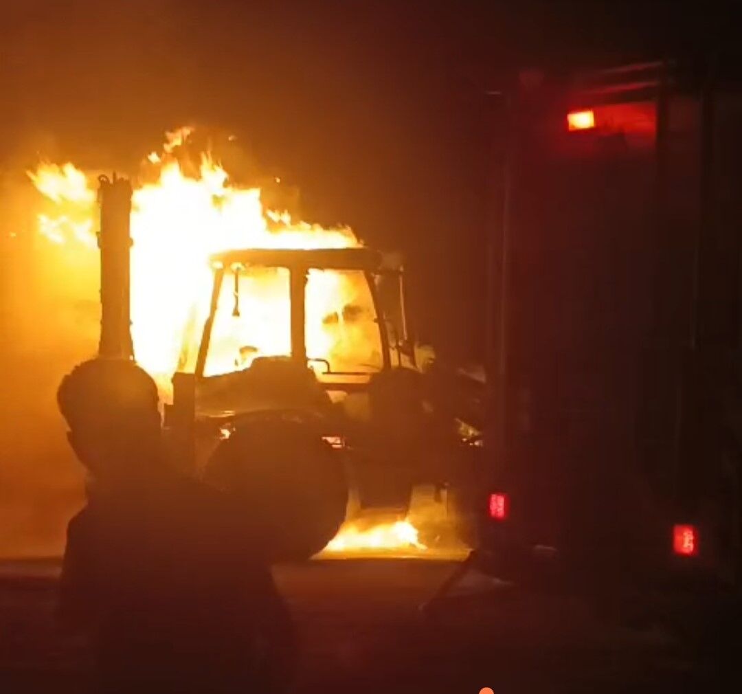 Erciş’te iş makinesi alev alev yandı