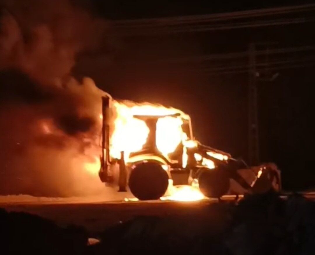 Erciş’te iş makinesi alev alev yandı