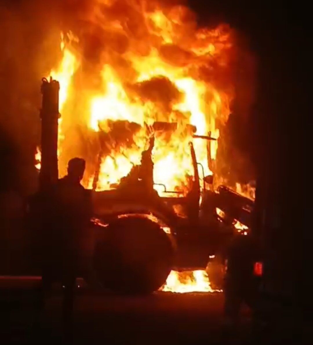 Erciş’te iş makinesi alev alev yandı