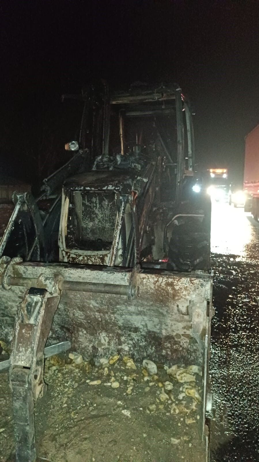 Erciş’te iş makinesi alev alev yandı