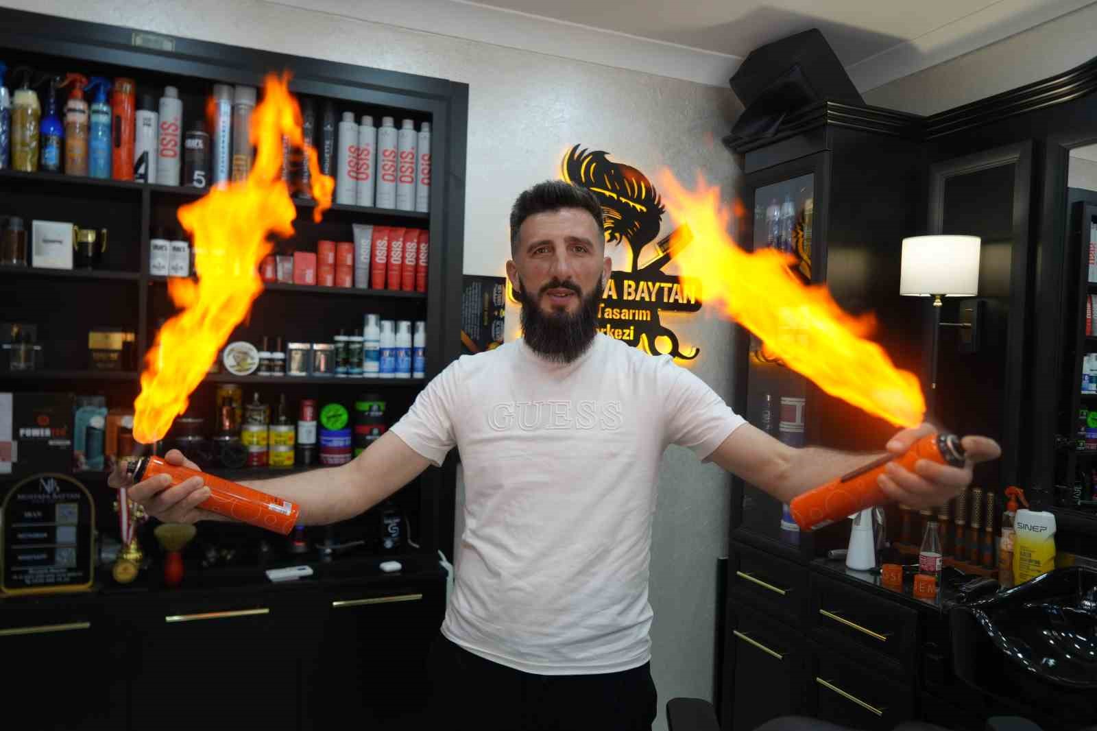 Müşterisini denizin altında tıraş etti