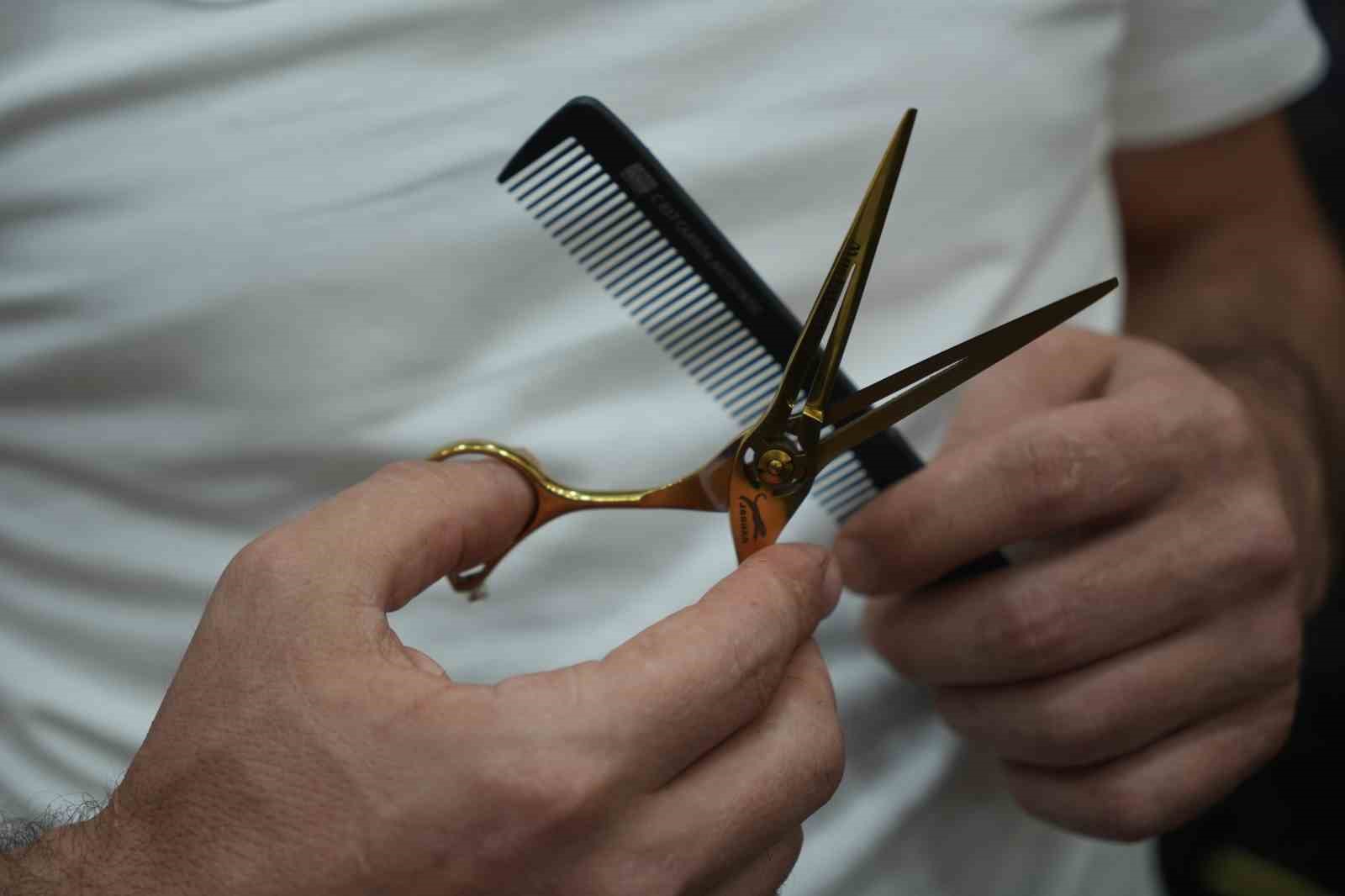 Müşterisini denizin altında tıraş etti