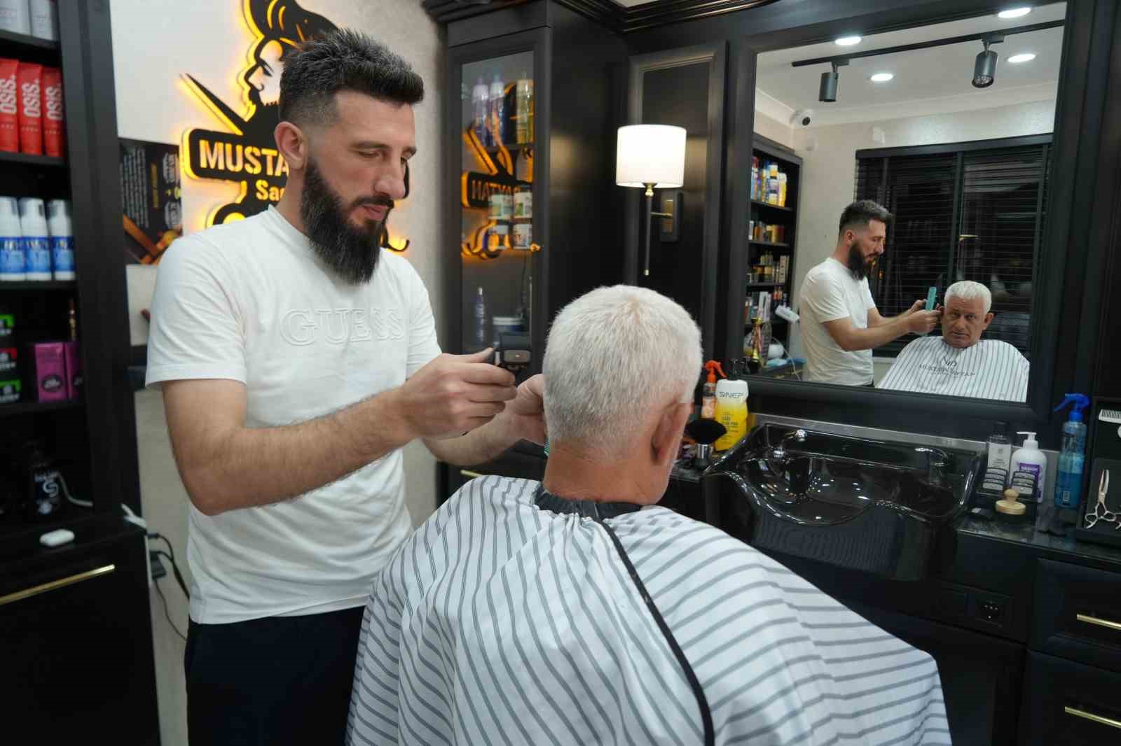 Müşterisini denizin altında tıraş etti