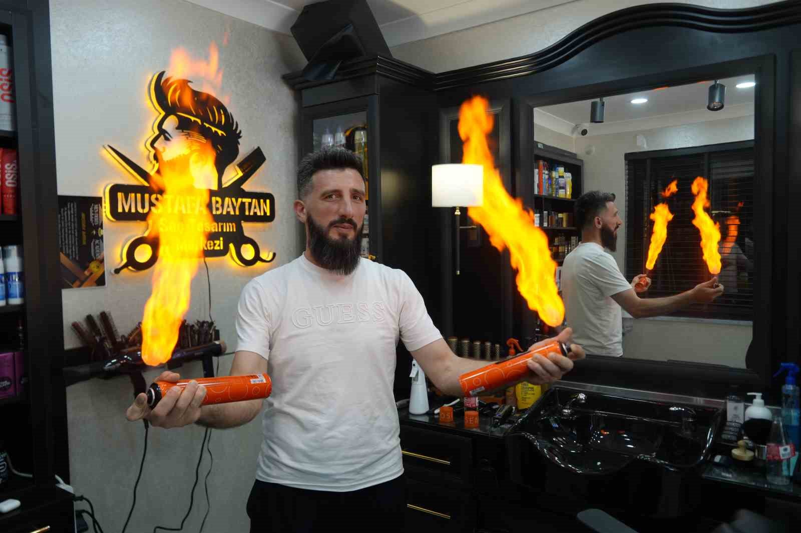 Müşterisini denizin altında tıraş etti