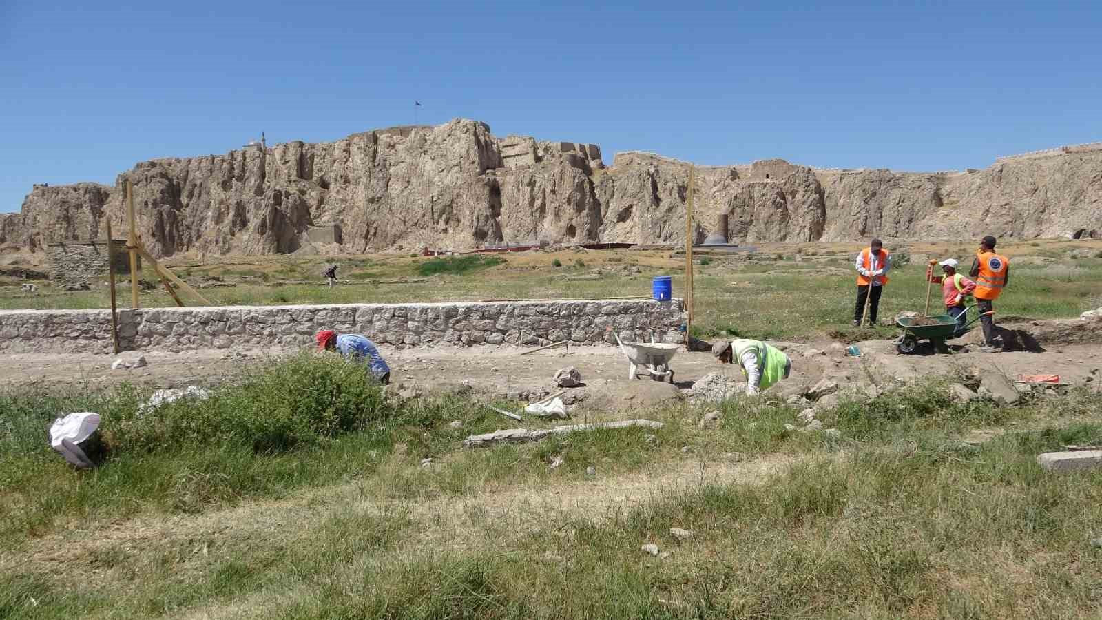 Eski Van Şehri’nin surları ayağa kaldırılıyor