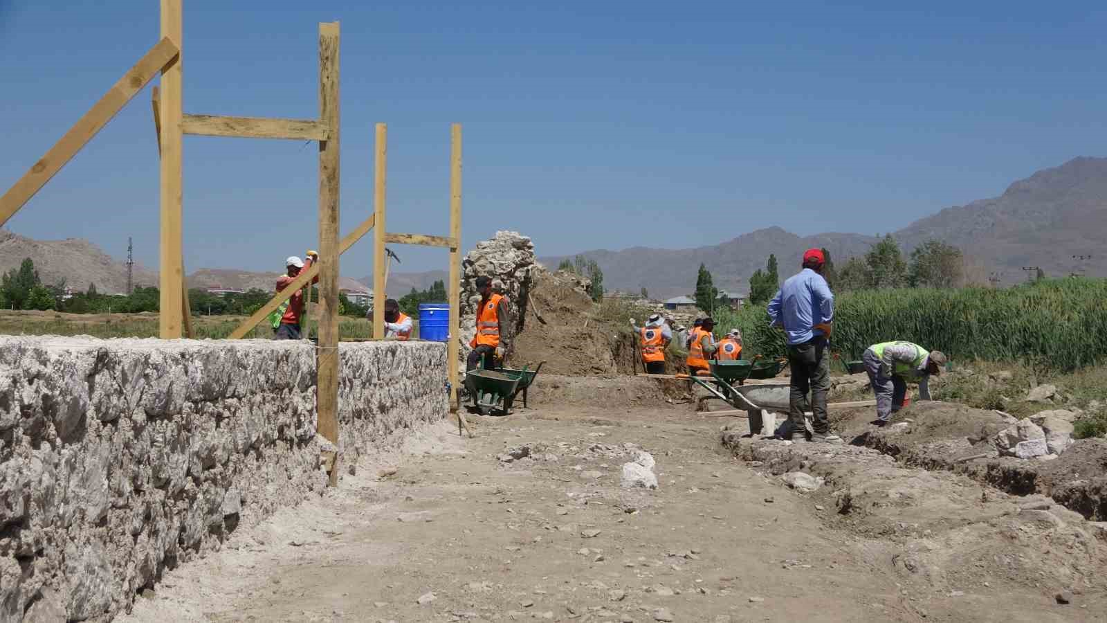 Eski Van Şehri’nin surları ayağa kaldırılıyor