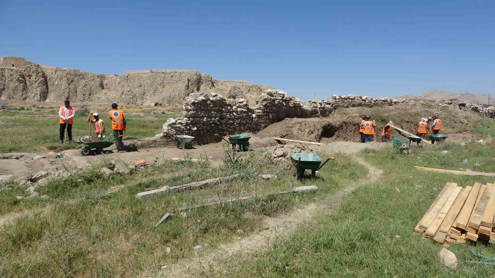 Eski Van Şehri’nin surları ayağa kaldırılıyor