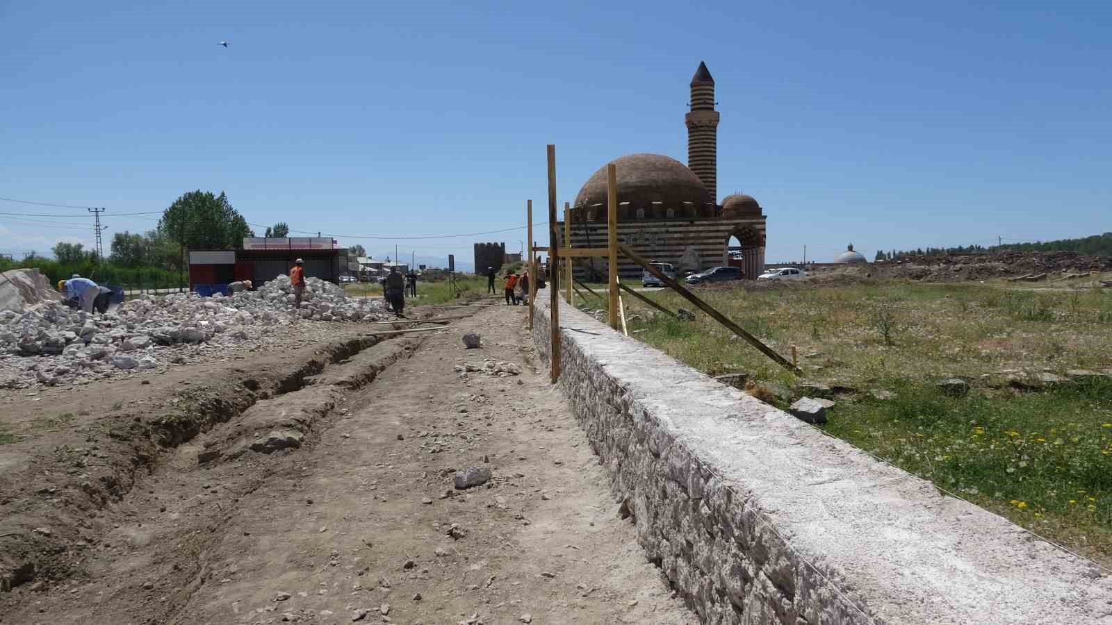 Eski Van Şehri’nin surları ayağa kaldırılıyor