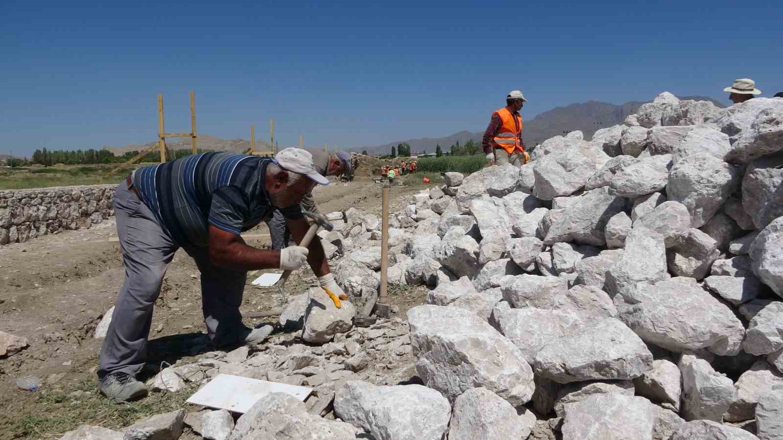 Eski Van Şehri’nin surları ayağa kaldırılıyor