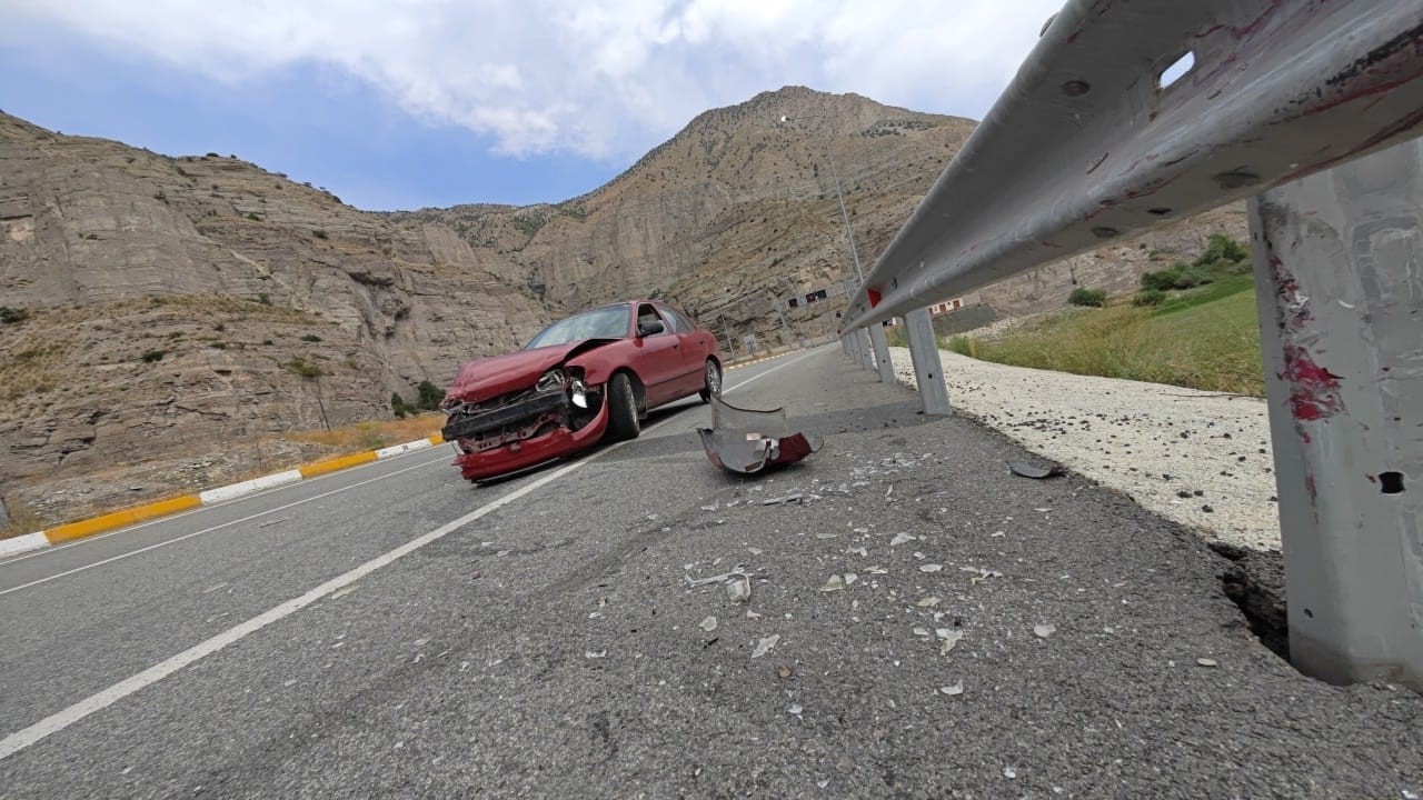 Erzurum’da trafik kazası, emniyet kemeri hayat kurtardı