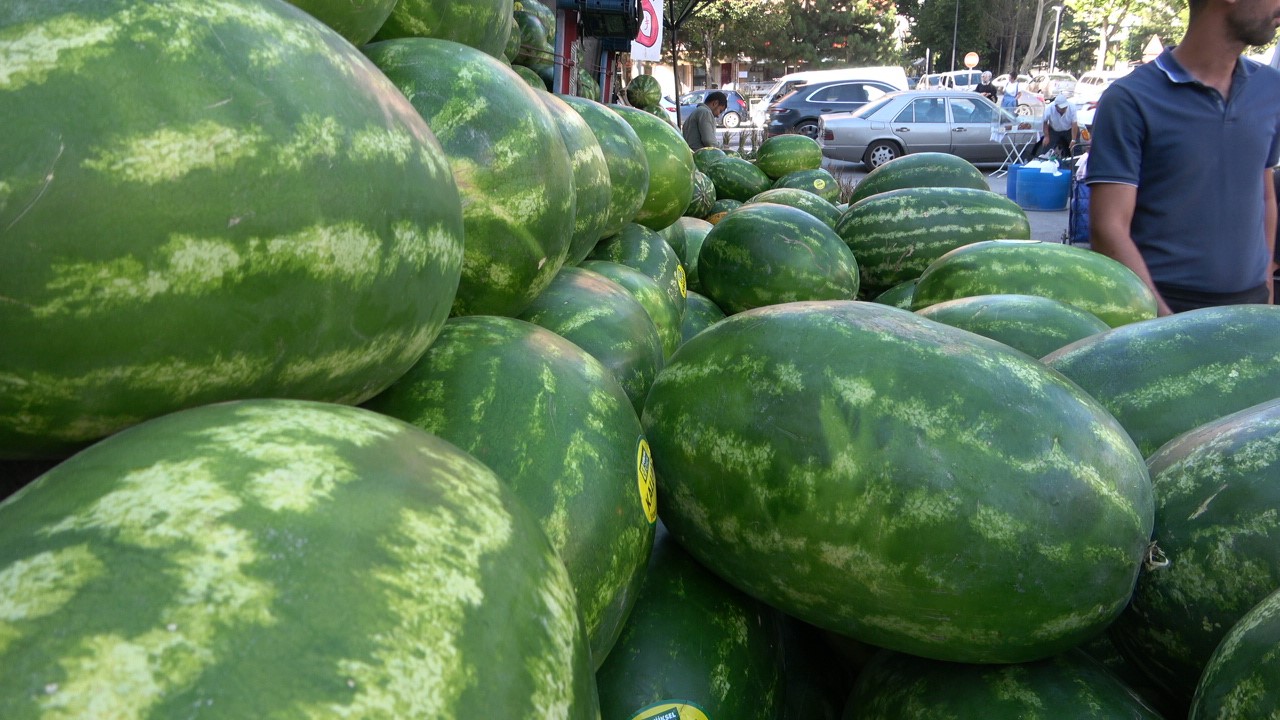 Karpuzun yıkanmadan kesilmesi 